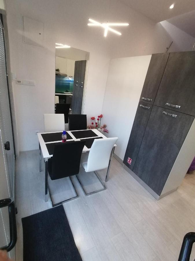 Apartment Rose By The Beach & Tennis Courts Split Eksteriør bilde