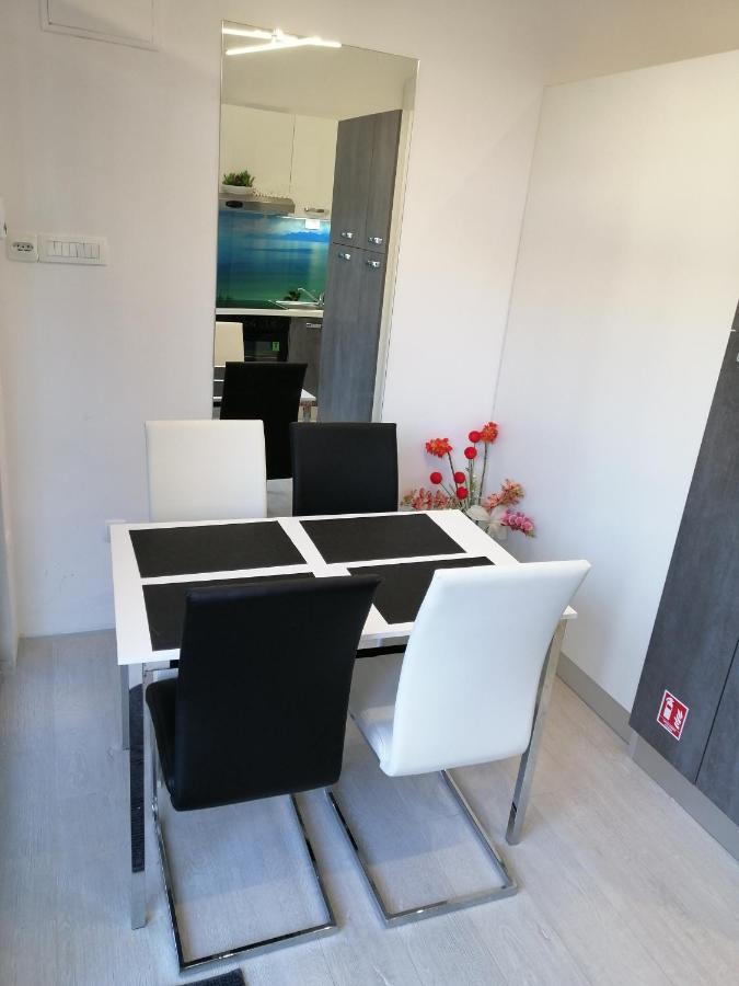 Apartment Rose By The Beach & Tennis Courts Split Eksteriør bilde